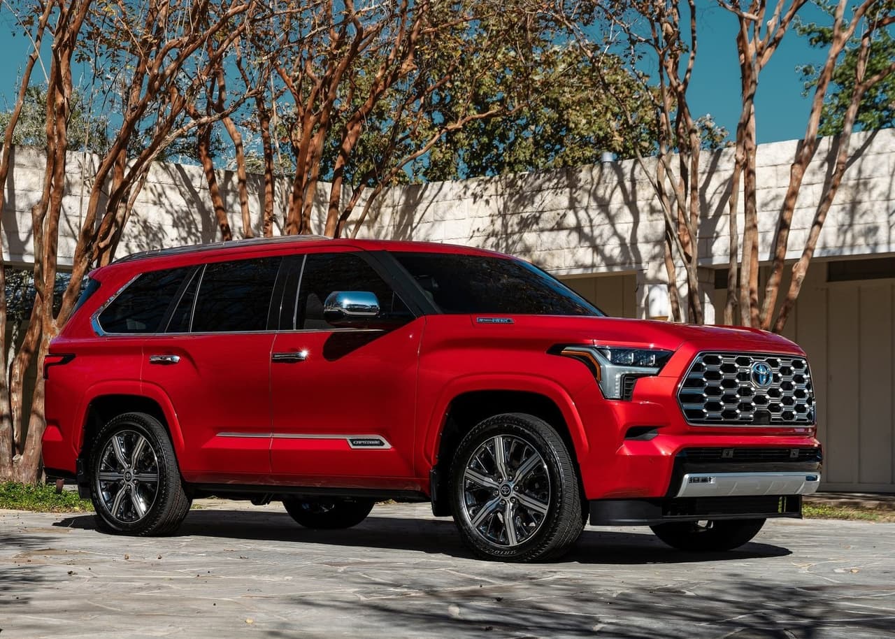 La Toyota Sequoia 2023 se rejuvenece adoptando un estilo moderno, una cabina tecnológica y un sistema de propulsión híbrido.