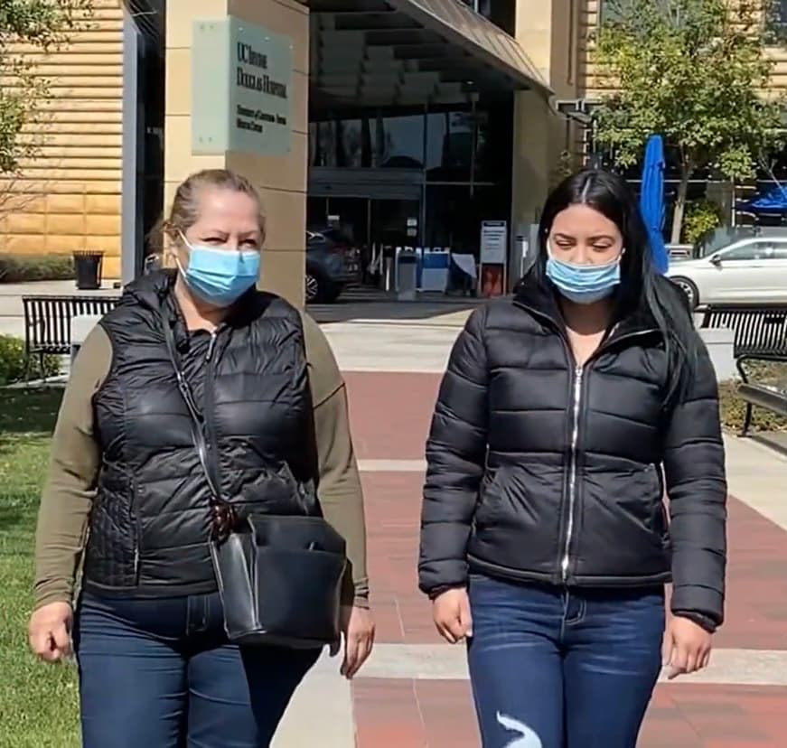Para colmo, Ulloa se encuentra tendido en esa cama solo, con toda su familia lejos en Nogales, desde donde vinieron su esposa y su madre, 
<b>gracias a un permiso temporal de emergencia que obtuvieron por parte de las autoridades. </b>
<br>