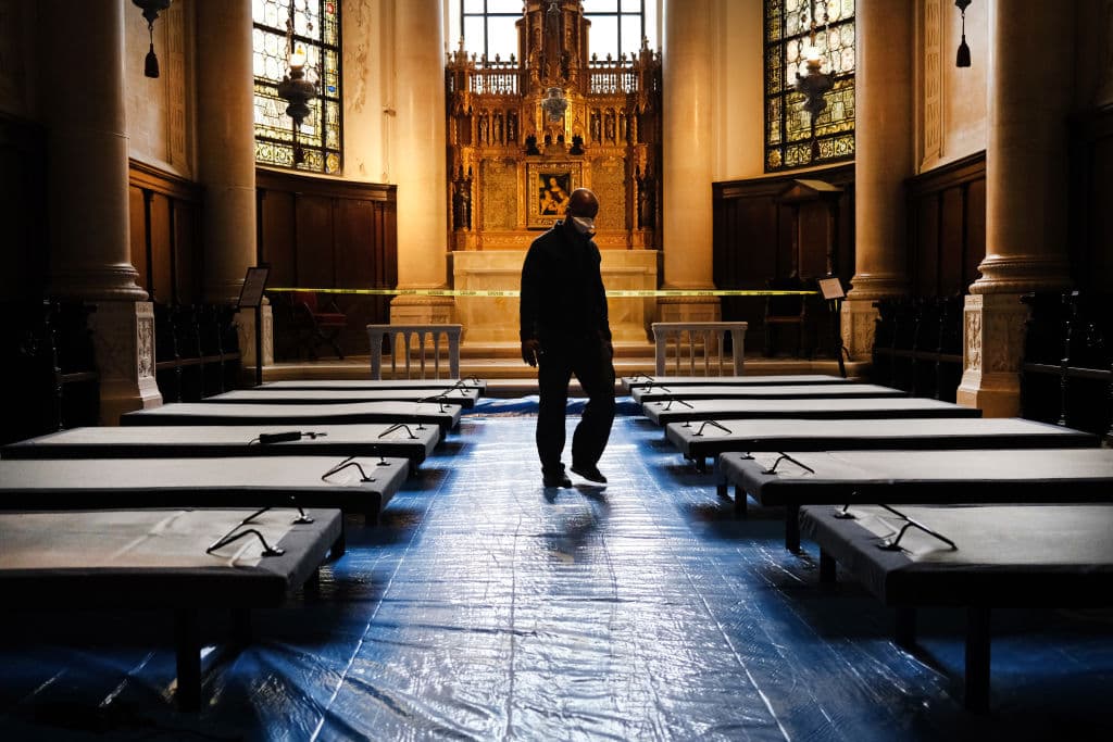 Un voluntario trabaja en el interior de la catedral de St. John the Divine el 8 de abril del 2020 en la ciudad de Nueva York.