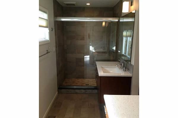 Green modernizó los baños, puso encimeras de granito en la cocina.