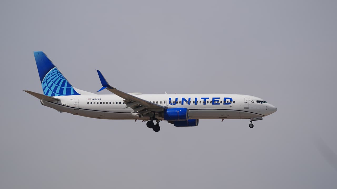 Avión de United Airlines choca con poste y camión al aterrizar en Newark; conductor es hospitalizado