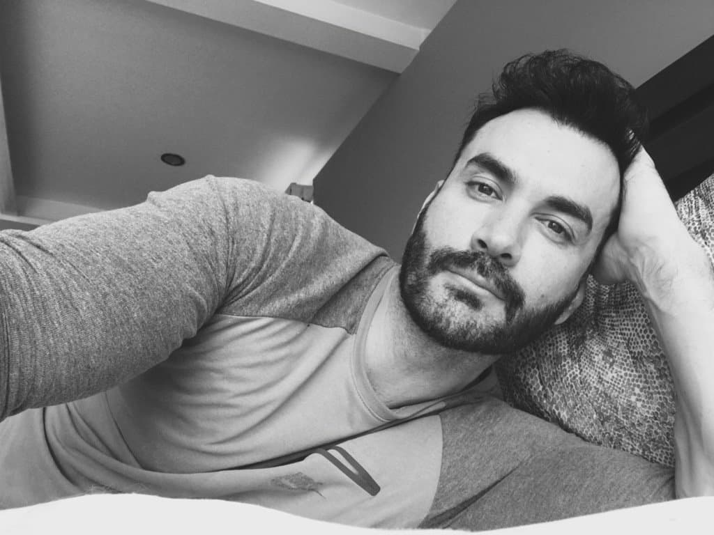 En su tiempo libre le gusta dormir mucho y es muy friolento.