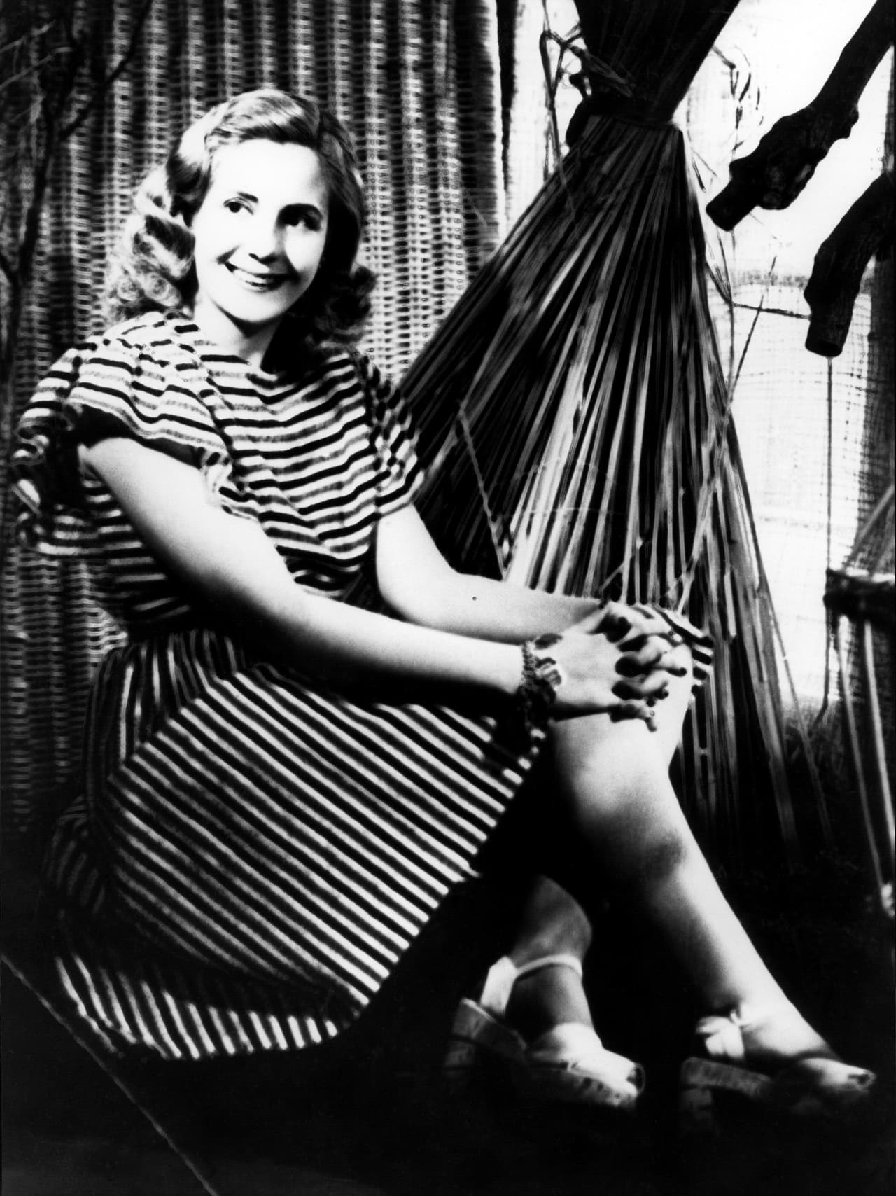 De adolescente, Eva se fue a la capital, Ciudad de Buenos Aires, donde se desarrolló como actriz.
<br>
<br>