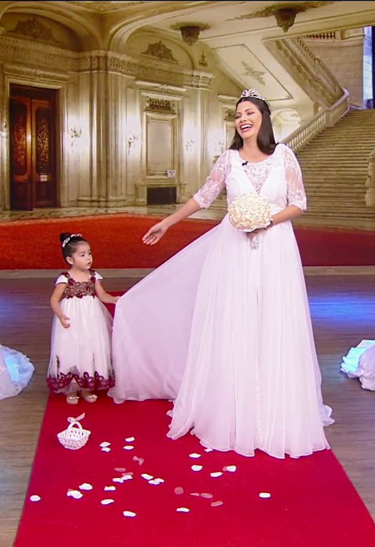 Casi a punto de terminar, Giulietta sostenía la cola del vestido de su mamá.