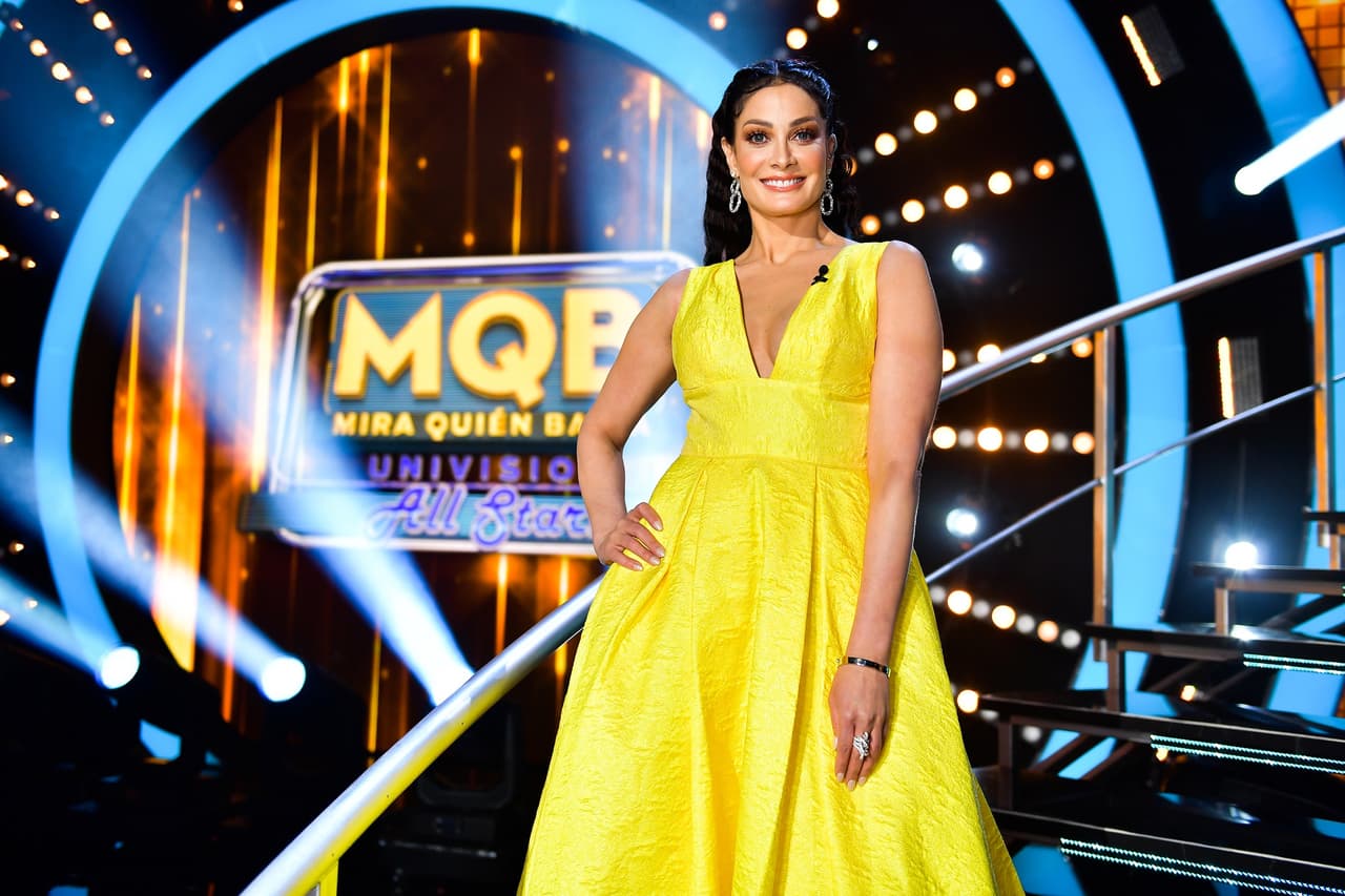 Nuestros jueces también estaban listo para evaluar las coreografías de los participantes. Con este look amarillo brillante vimos a Dayanara Torres.