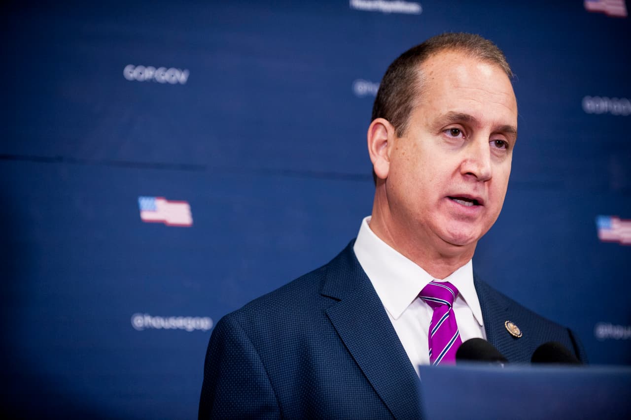 <b>Mario Díaz-Balart</b>, representante republicano por Florida, se sumó a los votos contra Taylor Greene. La republicana defendió frente al Congreso que había sido “manipulada” por teorías conspirativas y que el atentado del 9/11 había sido “absolutamente real”, pese a que llevaba repitiendo al menos dos años que fue un montaje.