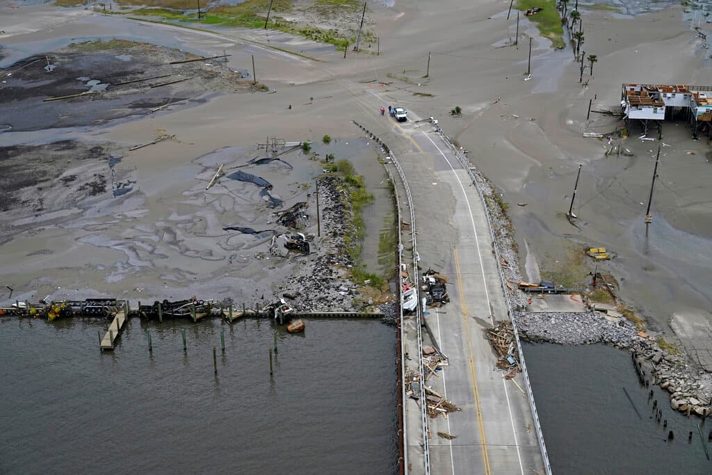 Este martes, la carretera principal estaba casi completamente cubierta por la arena que fue arrastrada por la marejada.