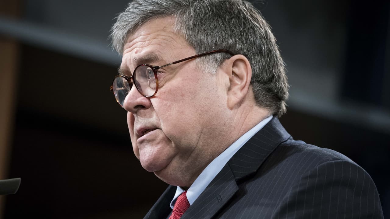El fiscal general Barr dice que con los tuits de Trump es "imposible" hacer su trabajo