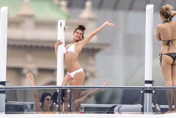 Hailey Baldwin posó sexy para la cámara.