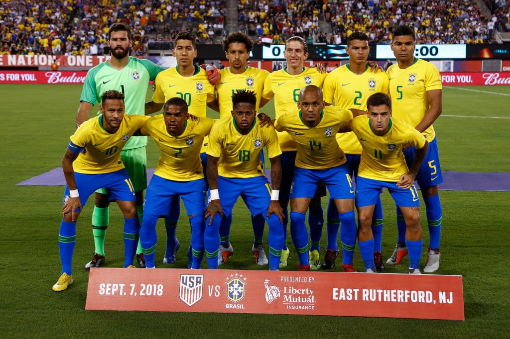 Brasil formó con Alisson; Fabinho, Marquinhos, Thiago Silva, Filipe Luis; Casemiro, Fred, Philippe Coutinho, Neymar, Douglas Costa y Firmino.