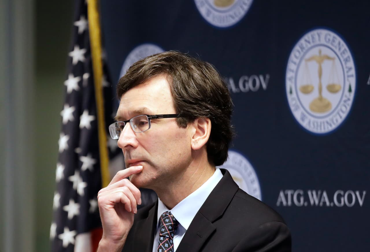 El fiscal estatal de Washington Bob Ferguson durante una conferencia de prensa sobre la demanda que interpuso contra el gobierno del presidente Donald Trump, el martes 17 de diciembre de 2019, en Seattle. (AP Foto/Elaine Thompson)