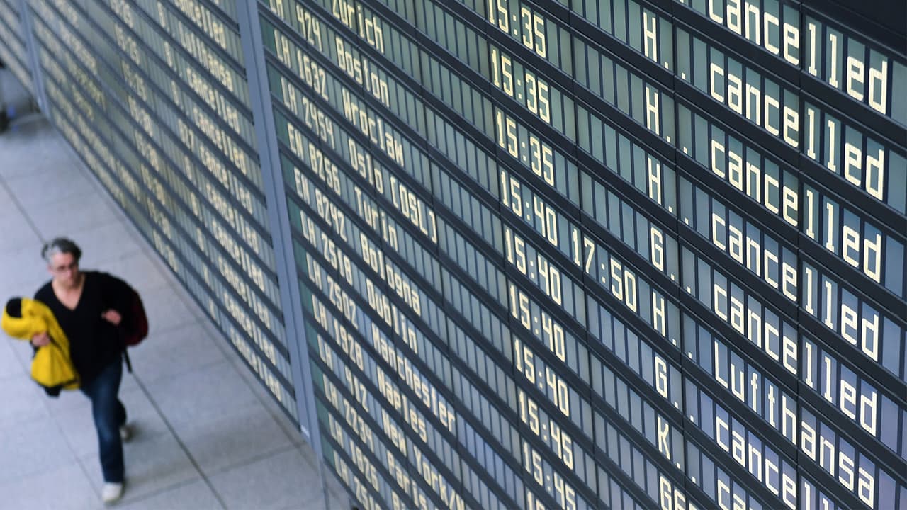 Más de 300 vuelos cancelados en aeropuertos de Chicago a causa del tiempo invernal