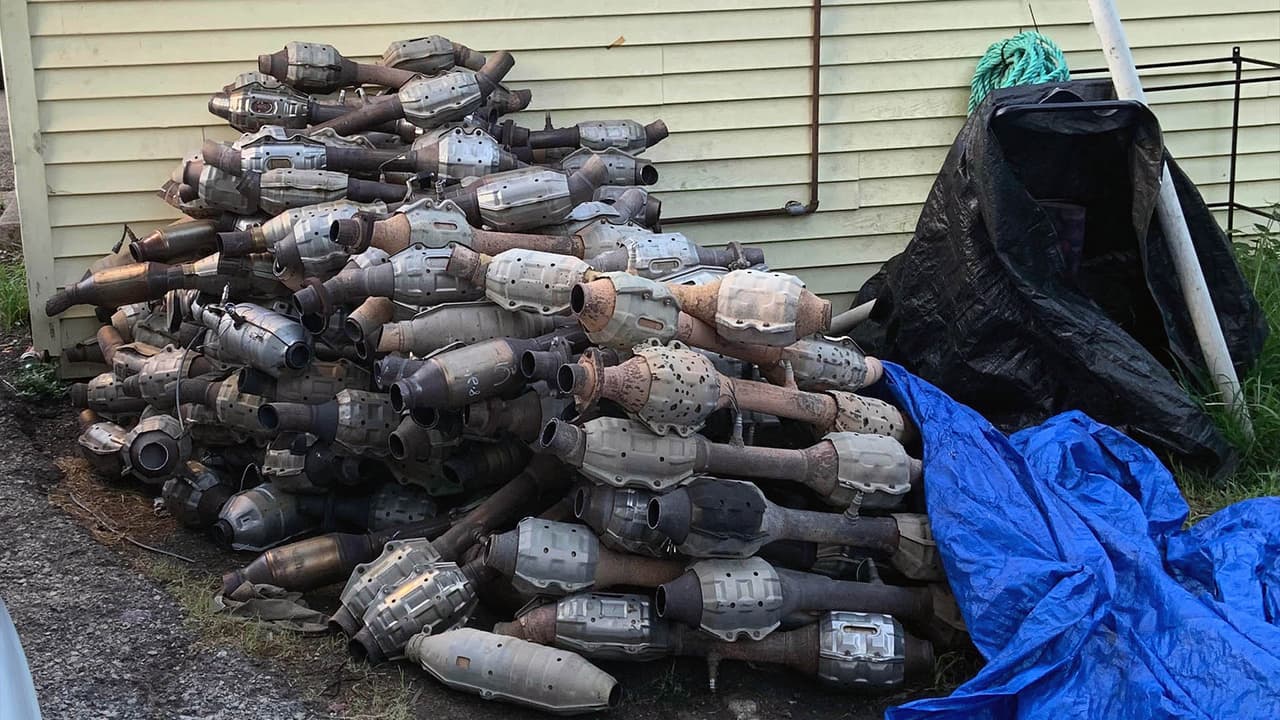 Los
<a href="https://www.univision.com/local/houston-kxln/robo-convertidor-catalitico-houston" target="_blank">convertidores catalíticos</a> son una pieza de los vehículos que son robadas para sacarle el paladio, platino y rodio, con el propósito de venderlos en el mercado negro ante la escasez de estos metales.