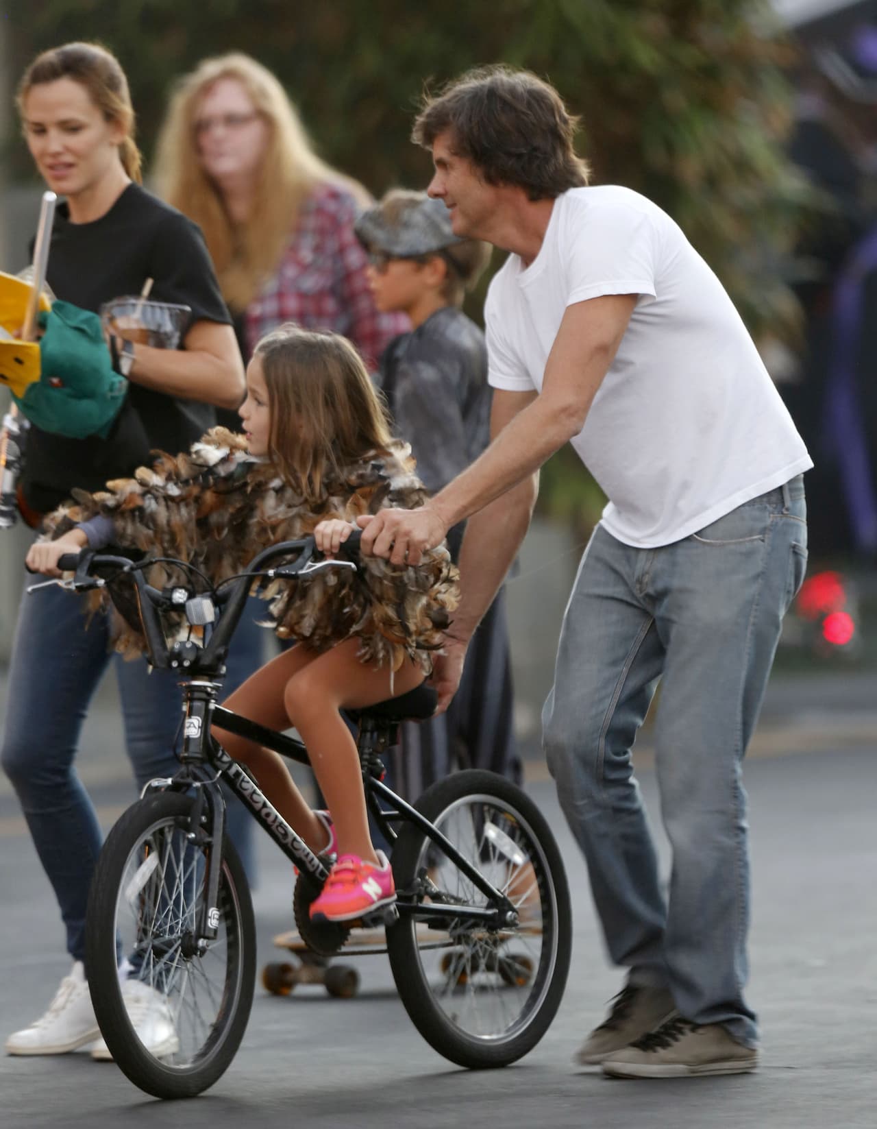 OMG! Los paparazzi lograron captar a Jennifer Garner y su hija Seraphina disfrutando de la noche de Halloween en compañía de un misterioso hombre.
