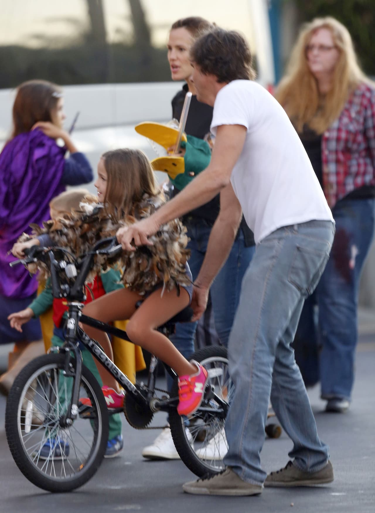 El acompañante ayudaba a la nena con su bicicleta, Jennifer se veía sonriente y relajada. ¿Quién es este desconocido "amigo"?