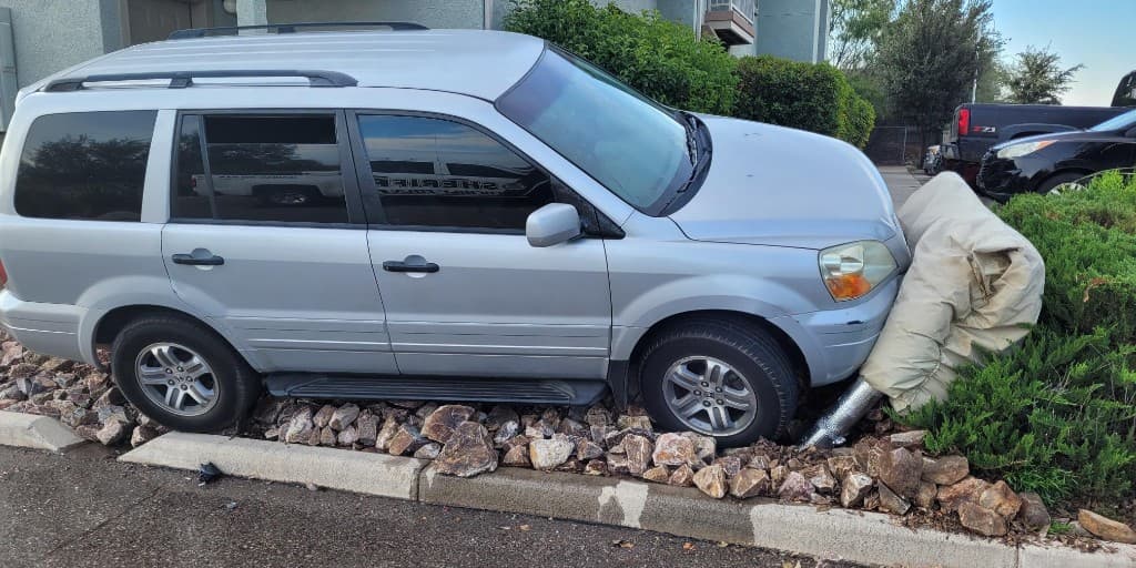 Un agente de la estación de Willcox ayudó a un oficial del Departamento de Seguridad de Arizona en una parada de vehículos en Benson. Después de detenerse inicialmente, el conductor se dio a la fuga y se estrelló. Dos de los cuatro migrantes migrantes que llevaba en el vehículo tuvieron que ser tratados por un equipo de emergencia médica.