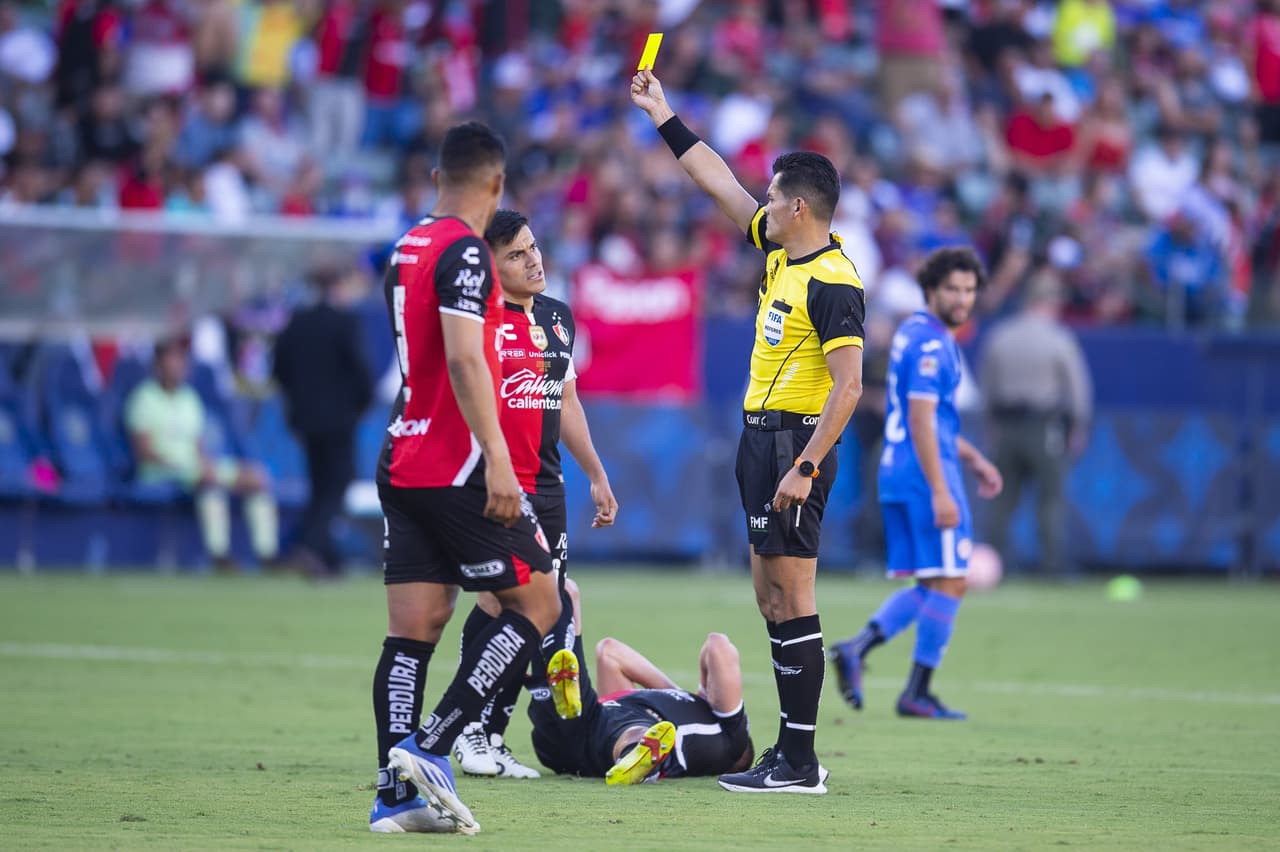 Julián Quiñones pasó de héroe a villano en cuestión de minutos, pues marcó el gol para empatar 2-2 en el tiempo reglamentario, pero voló el último cobro en los penales para darle el triunfo a Cruz Azul.