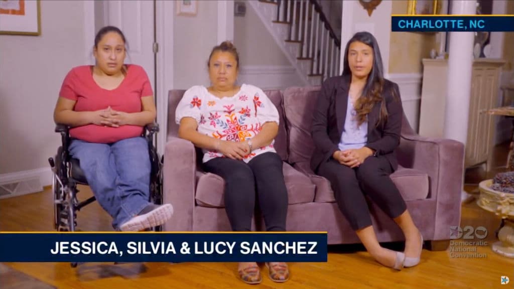La inmigrante indocumentada Silvia Sánchez, y sus dos hijas Jessica y Lucy, intervienen en la Convención Demócrata para resaltar el drama de las familias de estatus migratorio mixto, que viven con el temor de ser separadas en cualquier momento. “No sabemos si nuestra familia será separada. ¿Irán a ser detenidas mi hermana y mi madre?”, dijo Lucy Sánchez, quien nació en Estados Unidos y es la única de la familia con estatus legal.