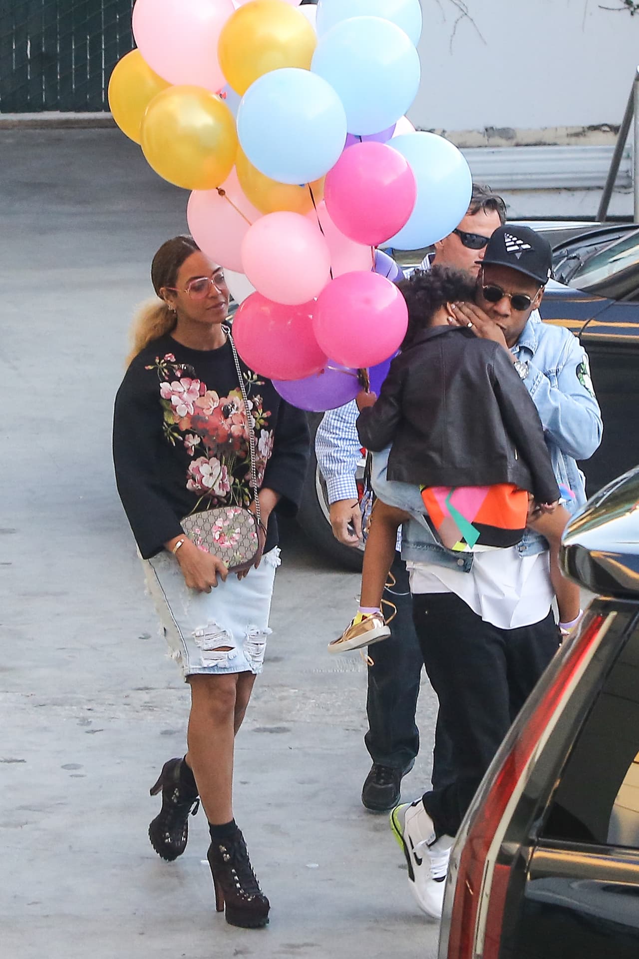 Aquí vemos como la consienten con muchos globos de colores.