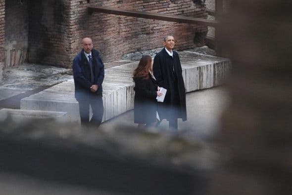 El mandatario fue recibido en el anfiteatro por el ministro de Cultura, Dario Franceschini, y otras varias autoridades responsables de los Bienes Arqueológicos de Roma.
