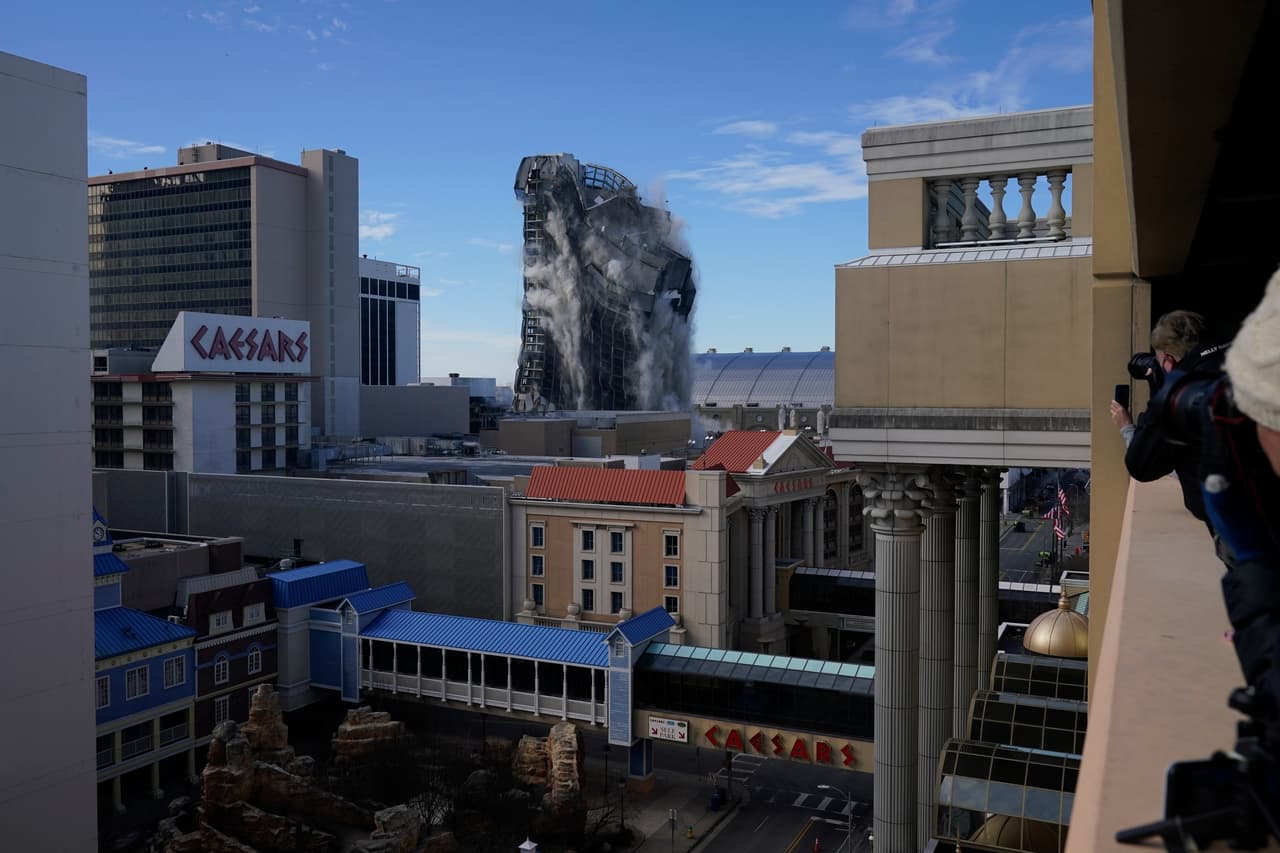 Aproximadamente 3,000 piezas de dinamita se utilizaron para implosionar el edificio de 34 pisos, 
<a href="https://www.nytimes.com/2021/02/17/nyregion/atlantic-city-trump-plaza-implosion.html"><u>según informó el diario</u></a> The New York Times. La destrucción tomó solo unos segundos.