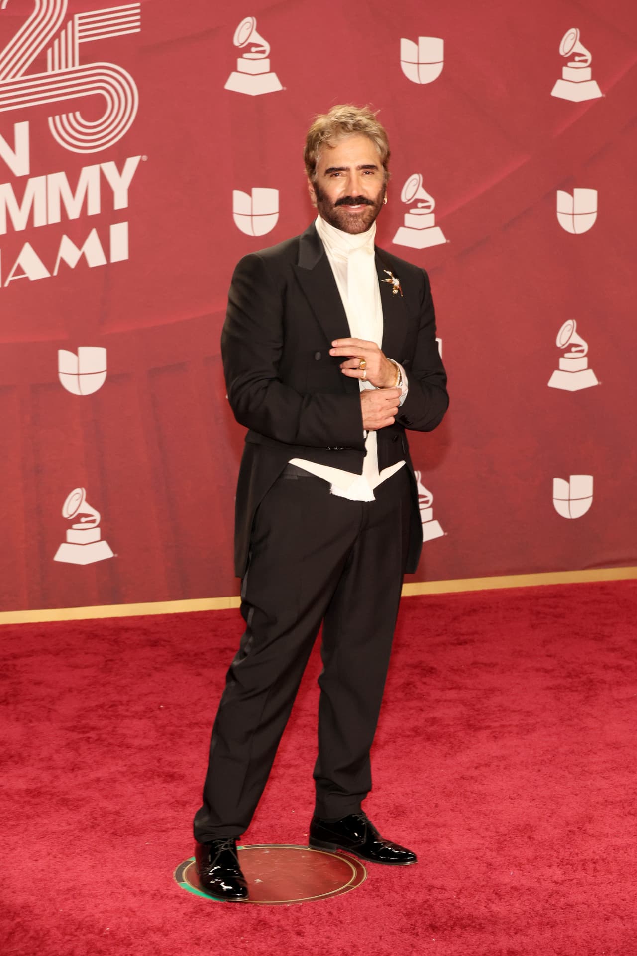 <b>Alejandro Fernández </b>regresó a los Latin GRAMMY luciendo un tuxedo.