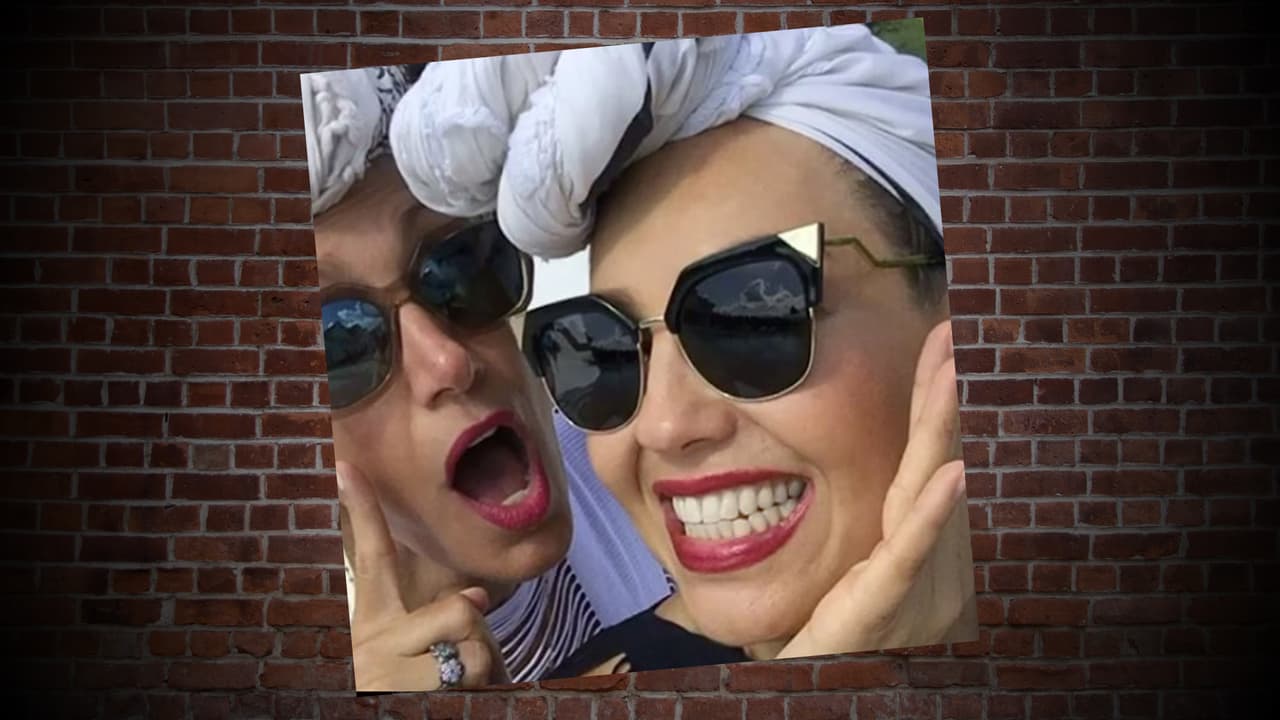 Ya sea en el auto, con su mejor amiga Lili Estefan o con su esposo Tommy Mottola, Thalis no puede estar sin lentes de sol. Y es que la cantante y actriz tiene una colección muy particular de gafas y aquí te mostramos algunas de ellas. ¿Cuál es tu favorito?