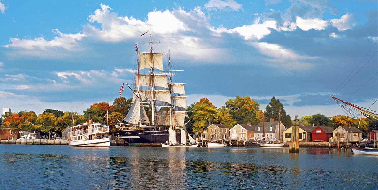 <b>Mystic, CT.</b> Este hermoso pueblo portuario ubicado en la desembocadura del río Mystic ofrece dos atracciones que no pueden dejarse por fuera de este paseo: ‘Mystic Seaport’ y ‘Mystic Aquarium’. Antes de conducir las 130 millas de vuelta a Nueva York el mejor plan es cenar en ‘Mystic Pizza’, el restaurante que inspiró la película del mismo nombre protagonizada por Julia Roberts en 1988.