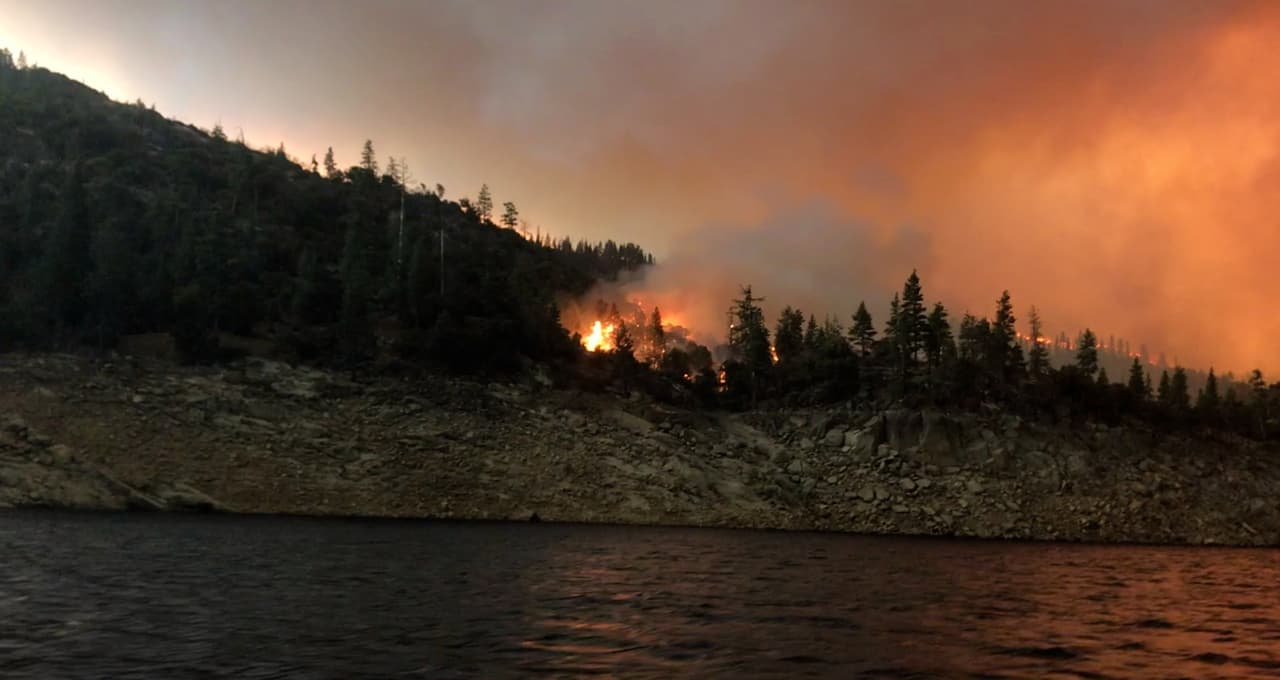 <b>El incendio Creek sigue activo, con un 0% de contención</b>. El Departamento de Bomberos de California informó que unas 850 viviendas se encuentran amenazadas por el fuego y que al menos 14 mil bomberos continúan en el combate de las llamas de los 23 incendios activos que hay en el estado.