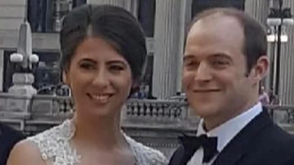 <b>Irina y Kevin McCarthy, 35 y 37</b>
<br>El asesinato del matrimonio McCarthy fue uno de los que más conmocionó a la comunidad, no sólo por la muerte de los padres, sino por el hallazgo de su pequeño hijo, Andy, deambulando solo y ensangrentado tras el tiroteo. 
<br>
<a href="https://www.univision.com/local/chicago-wgbo/irina-y-kevin-mccarthy-tiroteo-masivo-highland-park" target="_blank">Irinia fue despedida el 12 de julio</a>.