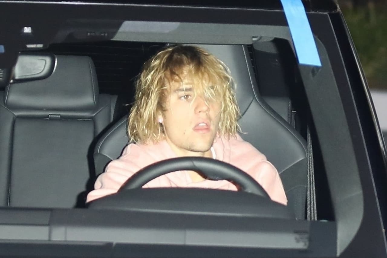Justin Bieber no se arregló mucho este miércoles para 
<b><a href="https://www.univision.com/entretenimiento/muy-carinosos-justin-bieber-y-selena-gomez-se-reencuentran-en-un-hotel-al-salir-de-la-iglesia-fotos">visitar la iglesia Hillsong</a></b>, en Los Ángeles.