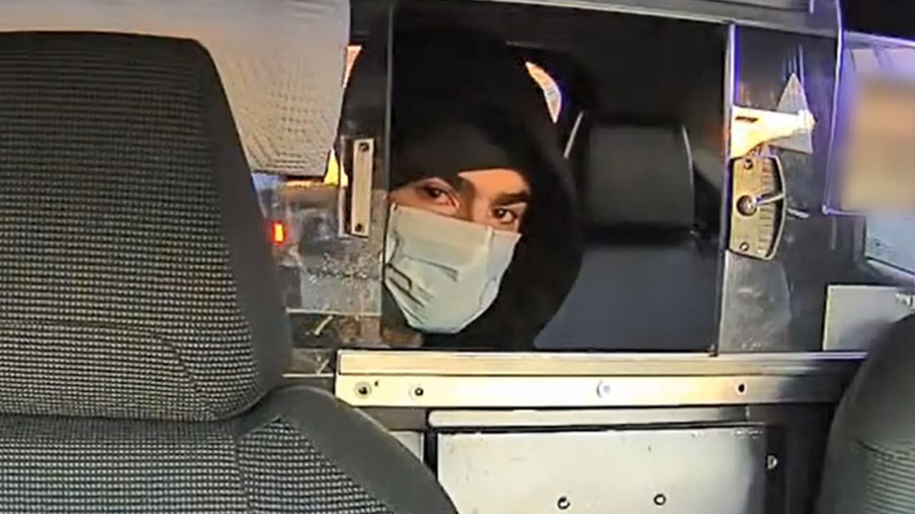 Cuando fue detenido, Mangione llevaba consigo una serie de identificaciones falsas, incluyendo la utilizada para registrarse en el hostal.
<br>
<br>“
<b>También fue recuperado un ID de Nueva Jersey</b> que coincide con el ID del sospechoso que usó para registrarse en el albergue de la ciudad de Nueva York", informó la policía.
<br>