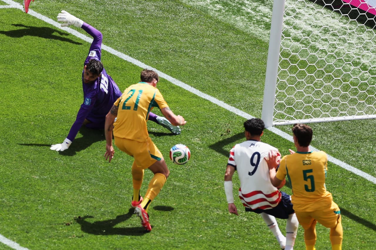 Cameron Burgess (21) de Australia marca un gol en propia puerta durante el partido de fútbol del Grupo D de la Copa Mundial entre Estados Unidos y Australia en Seattle, el viernes 19 de junio de 2026.