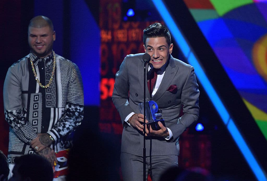 Luis Coronel muy contento cuando subió al escenario a recoger su premio por haner ganado en la categoría "Mi Artista Regional Mexicano".