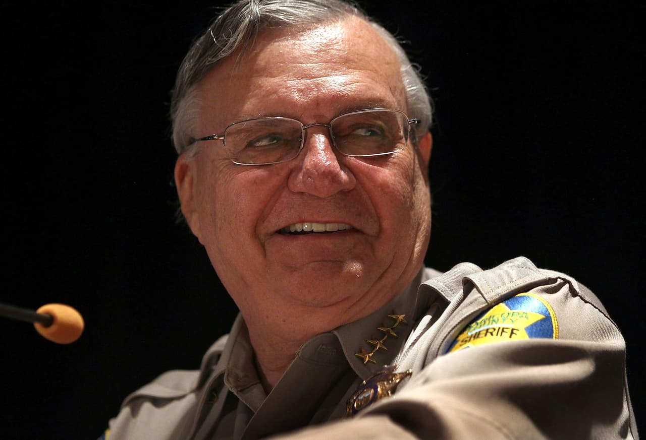 Arpaio se demonima a si mismo como el "Sheriff más duro del oeste".