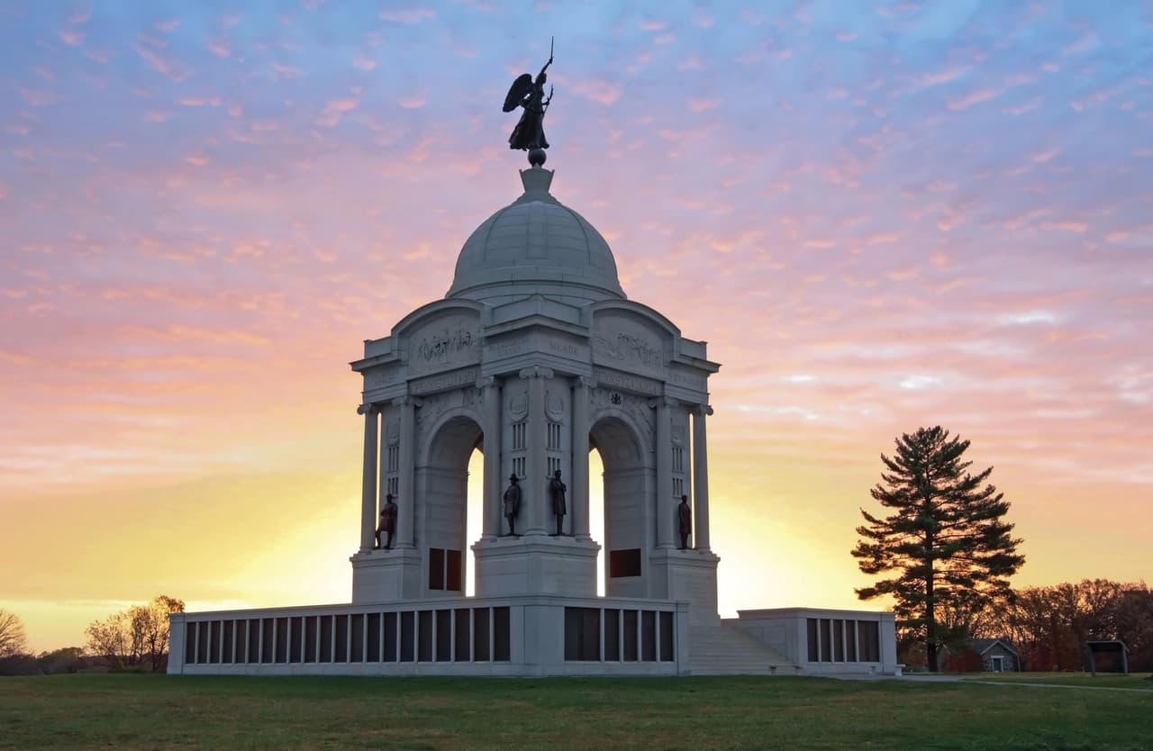 <b>Número 2: Gettysburg</b>. A los aficionados de la Guerra Civil les encantará visitar la ciudad de Gettysburg, donde hay una gran cantidad de historia por descubrir, desde el famoso campo de batalla, que puedes recorrer a pie, en coche o incluso a caballo, hasta el Museo de Historia de Gettysburg y el Centro de Historia de Gettysburg, donde puedes ver un diorama de todo el campo de batalla de 6000 acres
