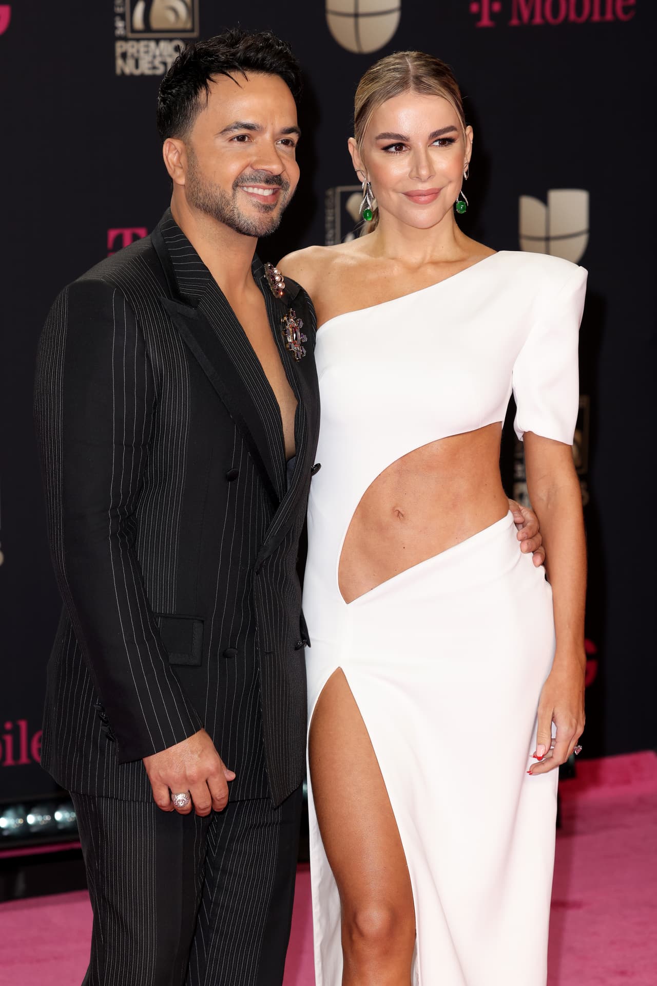 La modelo española se enfundó en un vestido blanco, el cual acompañó con unas brillantes zapatillas plateadas. Por su parte, el intérprete lució un traje negro a rayas.