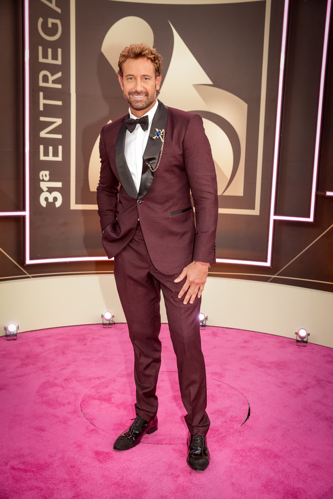 Con una gran sonrisa dibujada en el rostro, el actor lució radiante en su paso por la alfombra magenta.