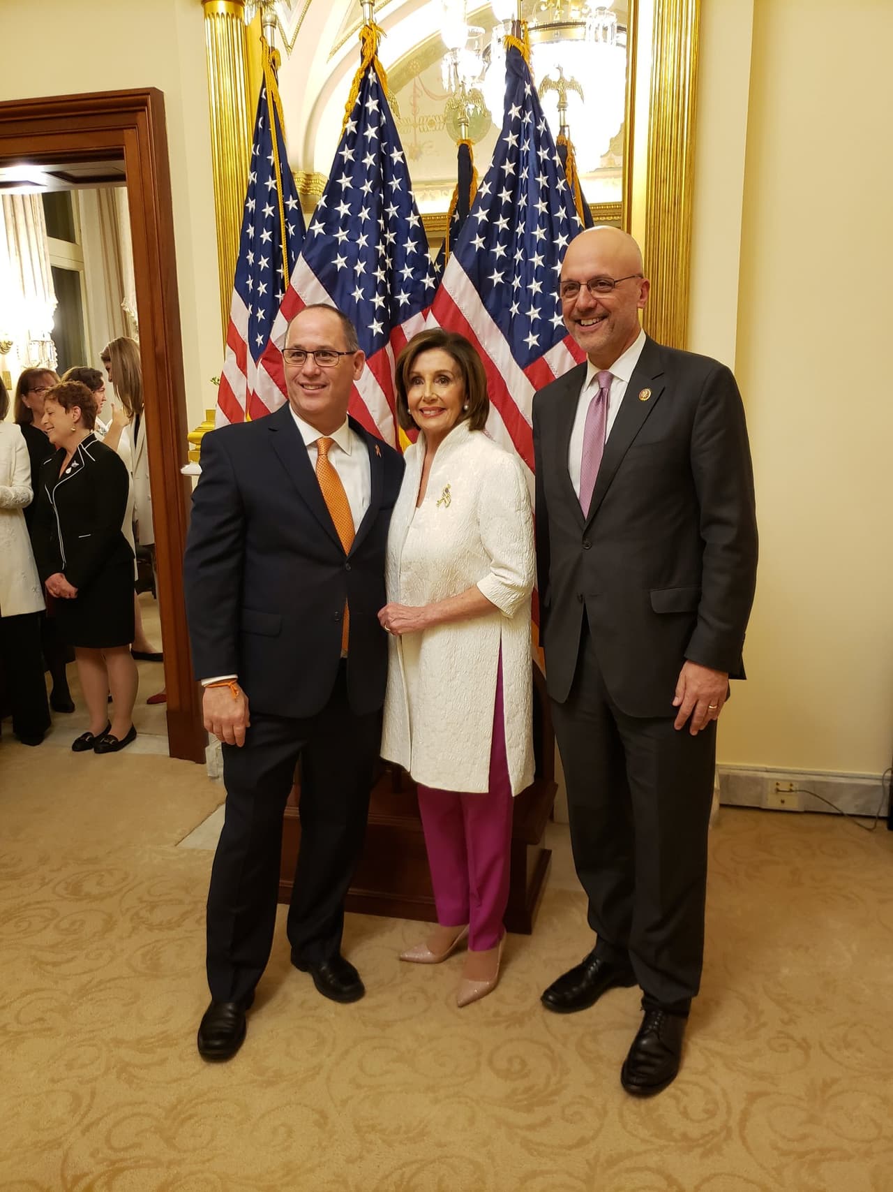Fred Guttenberg fue el invitado de Nancy Pelosi a la ceremonia.