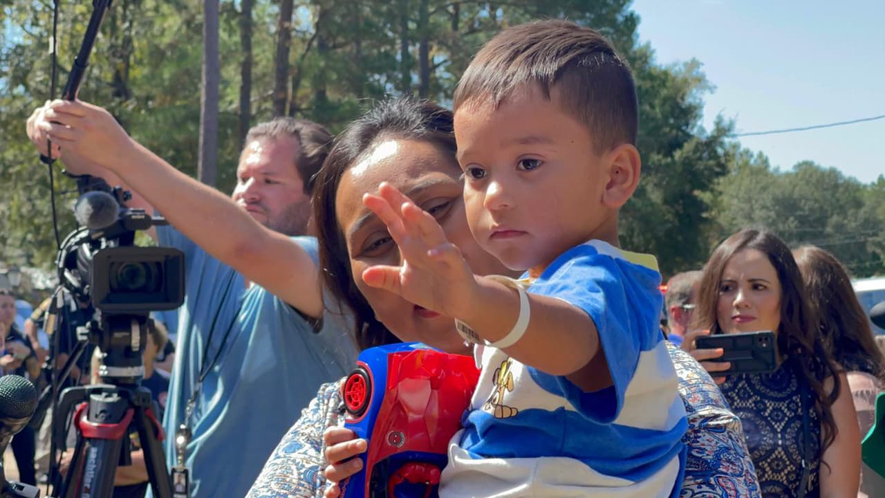 "No puedo explicarles con palabras lo que sentí cuando vi a mi hijo": madre de Christopher tras regresar a casa