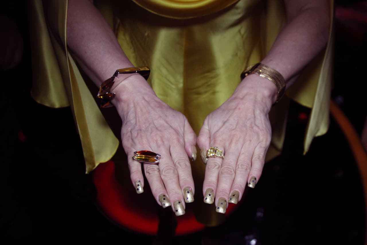 Como ocurrió con Karol y Galilea, ella también se pintó las uñas de dorado.