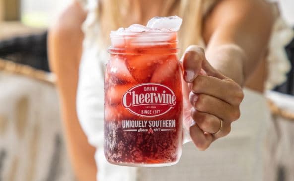 <b>La Cheerwine</b>. Cheerwine es un refresco con sabor a cereza de Carolina Beverage Corporation de Salisbury, Carolina del Norte. Se produce desde 1917 y sus productores afirman ser "la empresa de refrescos más antigua que aún es dirigida por la misma familia".