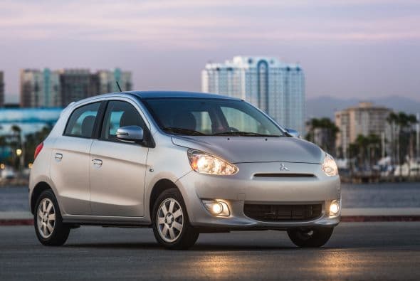 Mitsubishi Mirage 2015- La marca japonesa creó este auto pequeño con líneas aerodinámicas y gran eficiencia de consumo de combustible. Este es uno de los más económicos en el mercado. El Mirage 2015 equipa de serie: climatizador automático, entrada sin llave, siete airbags y cierre eléctrico de puertas y ventanas.