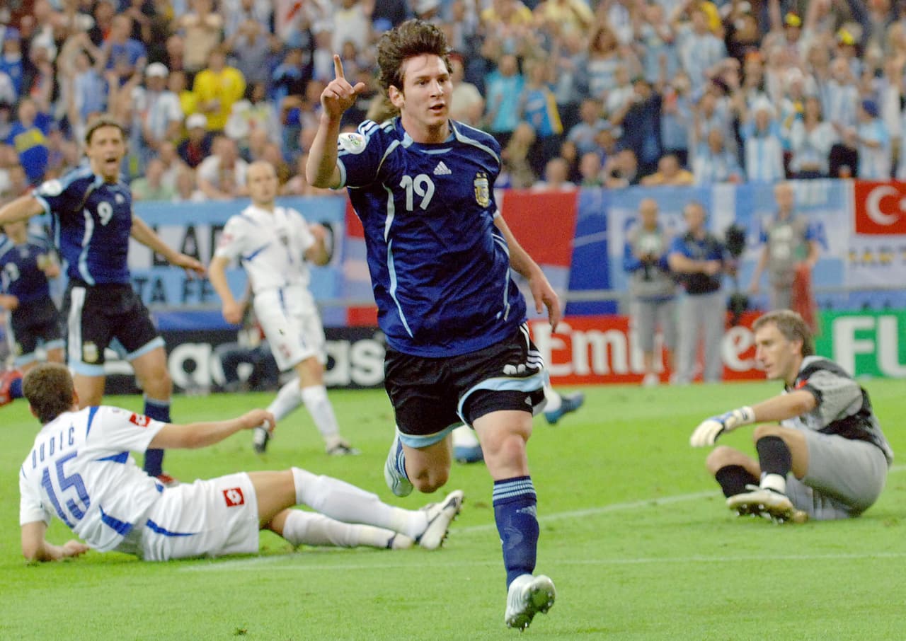 Lionel Messi debutó con 18 años en el Mundial de Alemania 2006, cuando alegró al público con su talento y cuyo brillo comenzó a proyectarlo como una estrella y leyenda del fútbol.