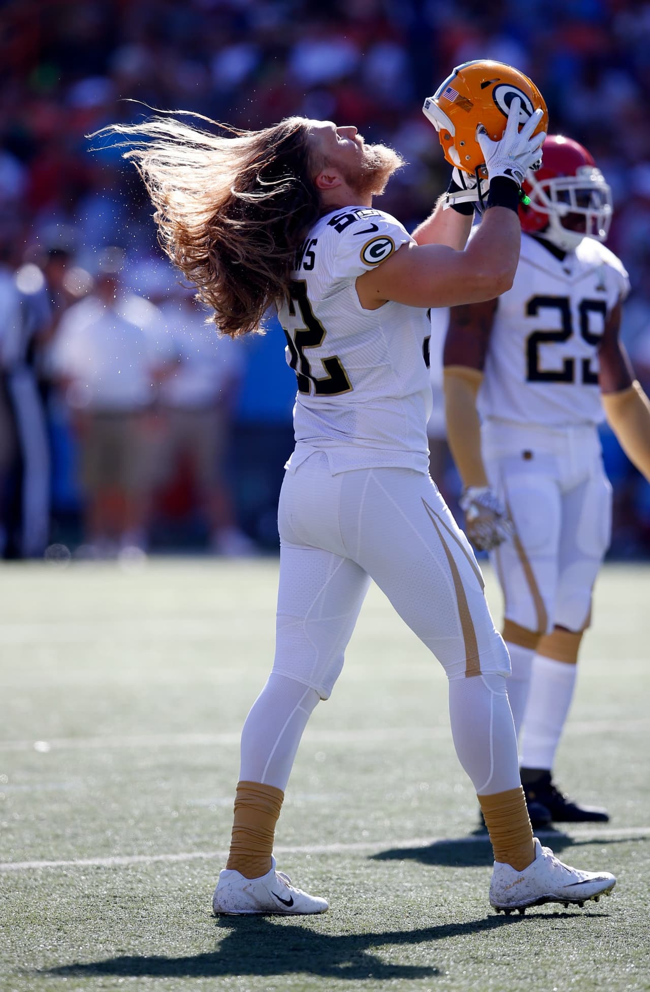 Una cabellera larga es la que siempre ha lucido el linebacker de los Green Bay Packers,
<b> Clay Matthews</b>. Sin duda el jugador de la NFL es lo que más cuida de su persona.