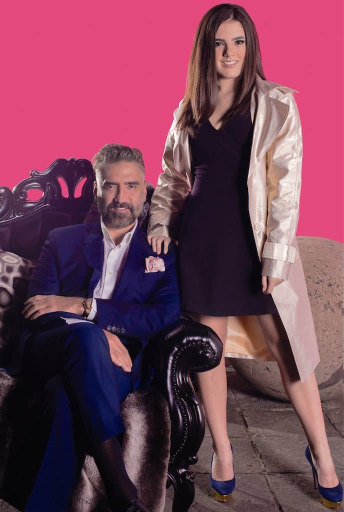 Camila y Alejandro Fernández posan para una foto.