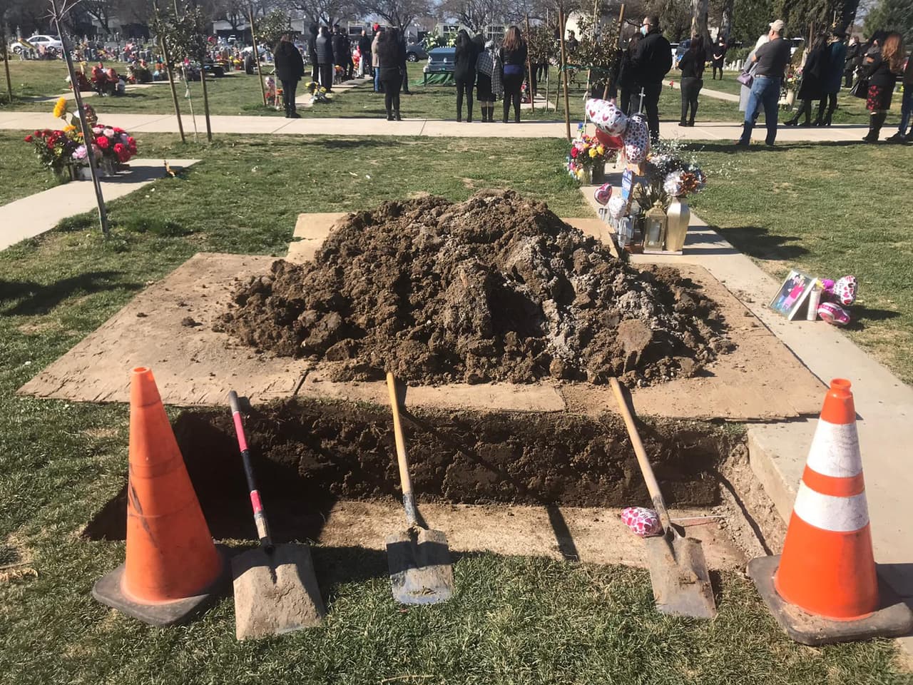 En los cementerios se encuentran los sueños sepultados de aquellos que han perdido la batalla al coronavirus, sumándose a las estadísticas. A casi un año del comienzo del brote de coronavirus en California, el estado en veces registra más de 500 muertes por día atribuidas a esta enfermedad.