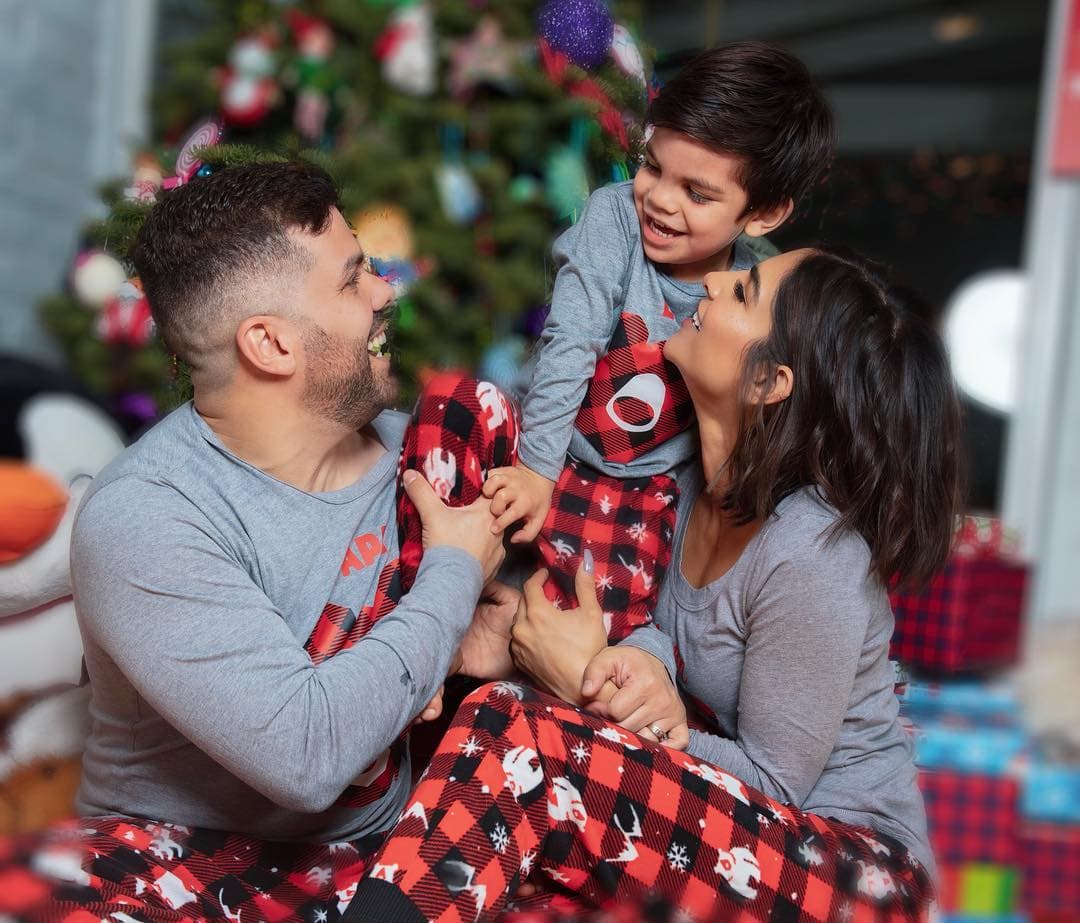 Es precisamente estar al lado de su familia lo que la ayuda a estar plena espiritualmente: los comentarios que le hace su hijo y la manera en que su esposo la escucha. Son esos los momentos más importantes de su vida, los que la ayudan a sacar todo lo que lleva dentro.