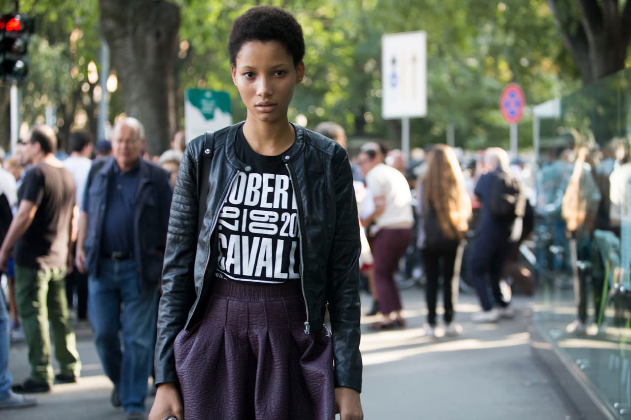 La modelo se destacó gracias a su afro corto sobre la pasarela de Prada.