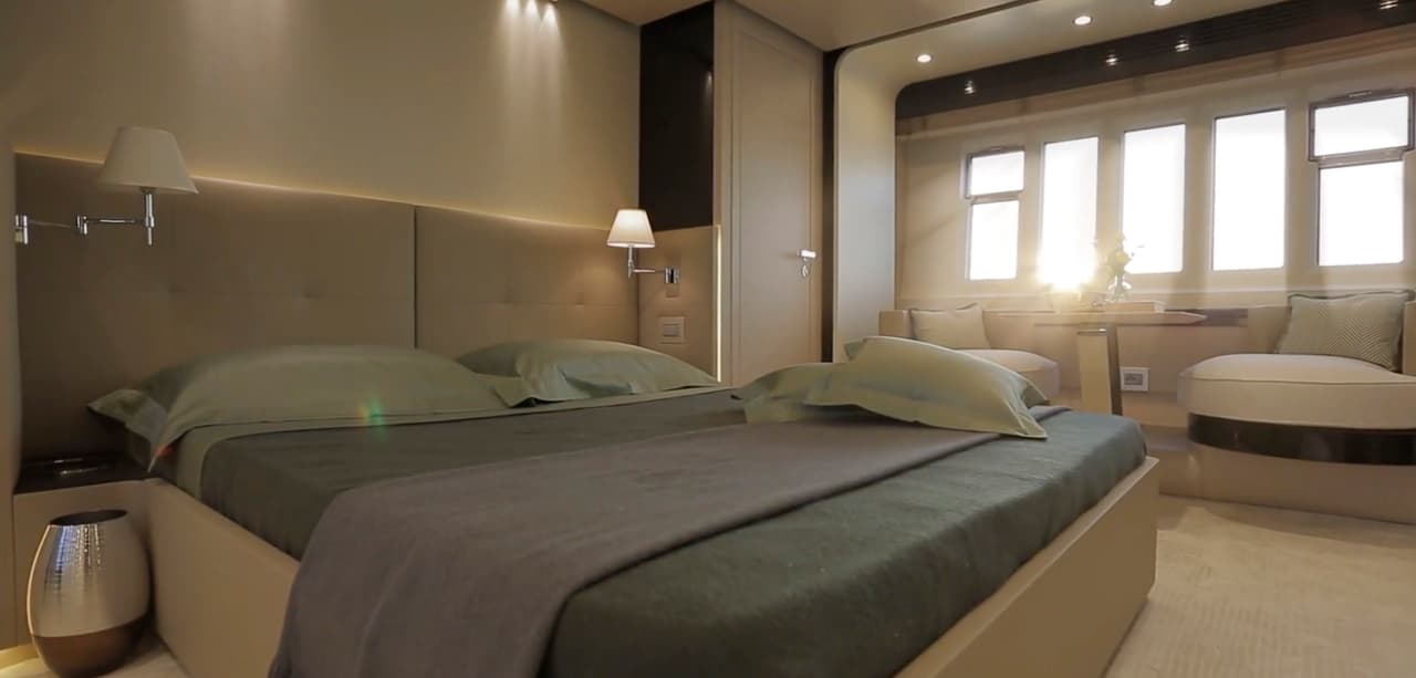 El yate también tiene espacio para ocho camarotes, de los cuales dos cuentan camas de tamaño King. La cabina principal hasta incluye una zona para desayunar con vistas al mar.